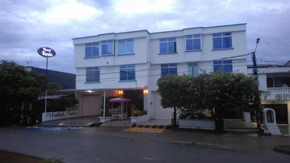 Hotel Tania Caucasia Kültér fotó